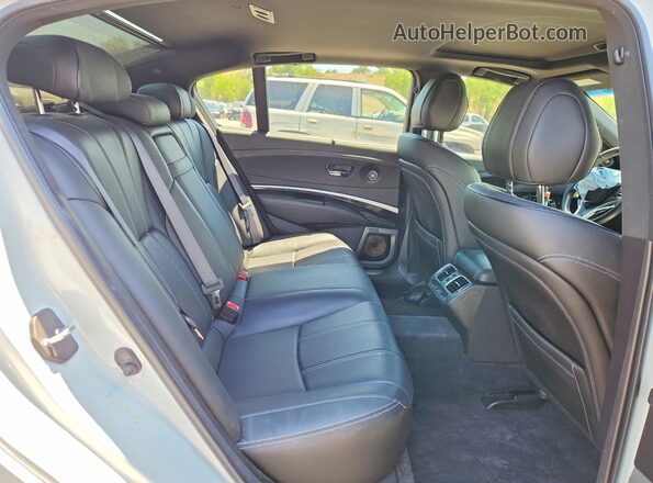 JH4KC2F93JC000204 2018 ACURA RLX White Vista de los asientos traseros