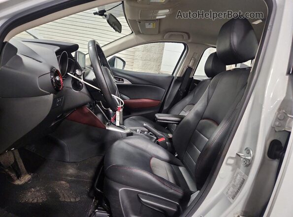 JM1DKBC78G0114581 2016 MAZDA CX-3 Silver Вид салону спереду