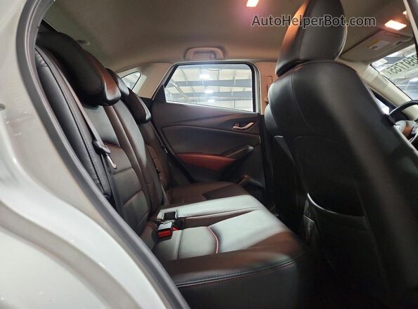JM1DKBC78G0114581 2016 MAZDA CX-3 Silver Вид задньої частини салону