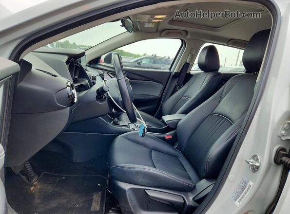 JM1DKFC77K1420147 2019 MAZDA CX-3 White Front interior view