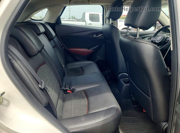 JM1DKFD75J0310622 2018 MAZDA CX-3 White Вид задньої частини салону