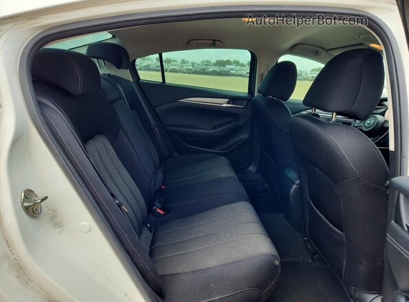 JM1GL1UM3J1322975 2018 MAZDA 6 Белый Вид задних сидений
