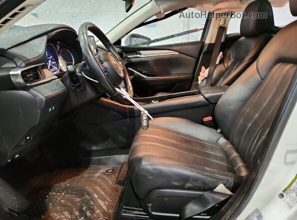 JM1GL1VM9J1315009 2018 MAZDA 6 White Front interior view