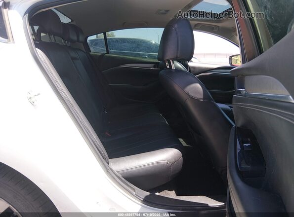 JM1GL1WY6J1334909 2018 MAZDA 6 White VIN კოდის სტიკერის ხედი