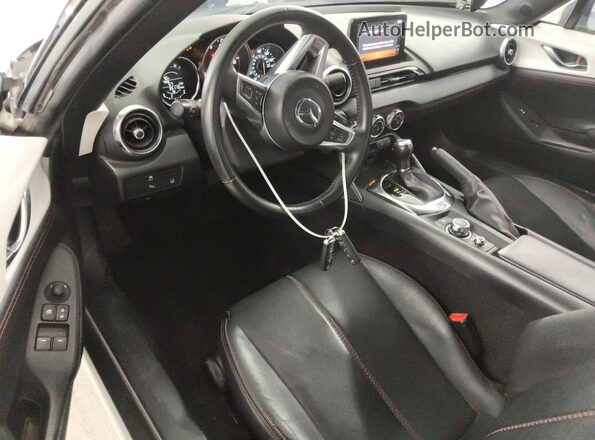 JM1NDAD70J0201857 2018 MAZDA MX-5 White Vista del salpicadero