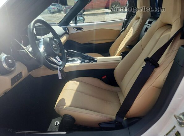 JM1NDAD71T0702663 2026 MAZDA MX-5 White Вид салону спереду