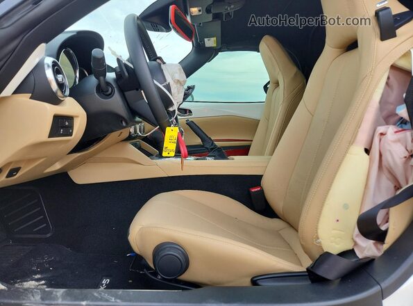 JM1NDAD75S0659010 2025 MAZDA MX-5 White Front interior view