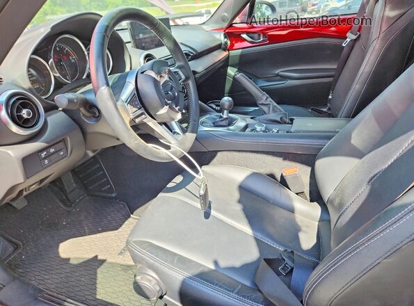 JM1NDAD76R0606276 2024 MAZDA MX-5 Red Вид салону спереду