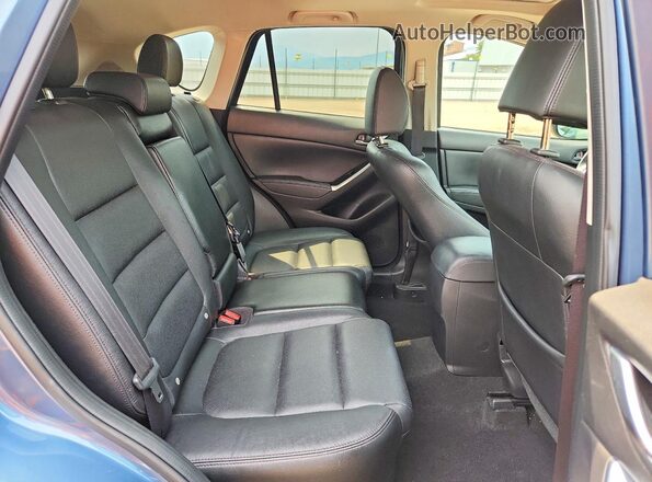 JM3KE4DY7G0913034 2016 MAZDA CX-5 Blue Widok wnętrza z tyłu