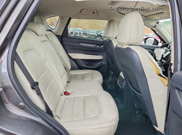 JM3KFADM0J1348779 2018 MAZDA CX-5 Gray Widok wnętrza z tyłu