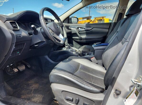 JN1BJ1CP2HW025305 2017 NISSAN ROGUE Silver Front interior view
