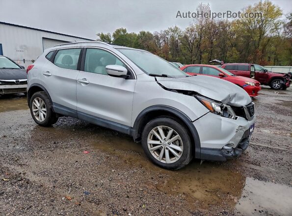 JN1BJ1CP2JW190017 2018 NISSAN ROGUE Silver Delantero derecho