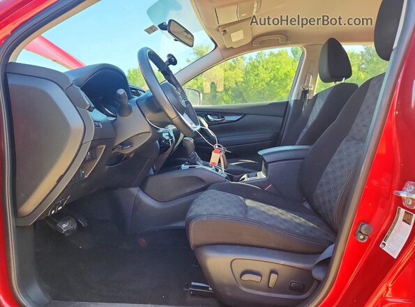 JN1BJ1CP3HW003037 2017 NISSAN ROGUE Red Front interior view