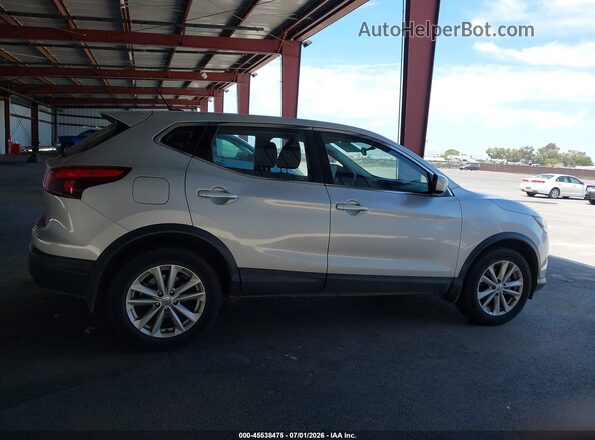 JN1BJ1CP4HW035382 2017 NISSAN ROGUE Silver Rear interior view