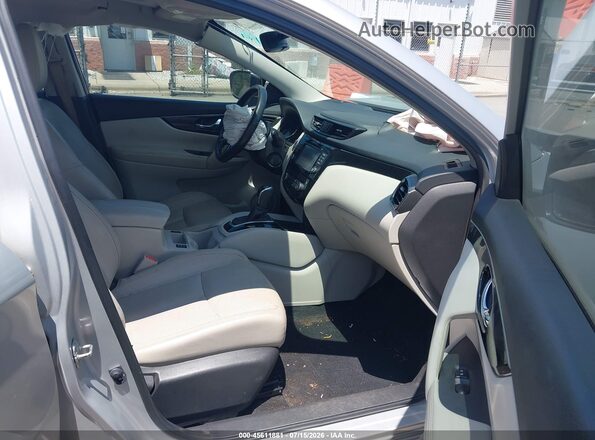 JN1BJ1CP4JW190293 2018 NISSAN ROGUE Silver Вид салону спереду