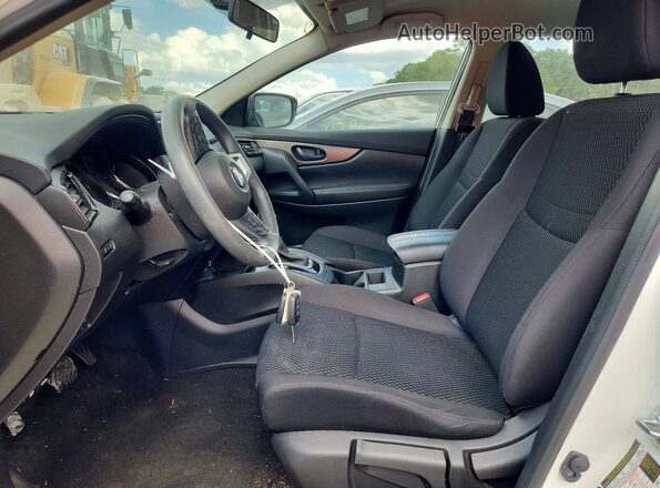 JN1BJ1CP8HW027480 2017 NISSAN ROGUE White Front interior view