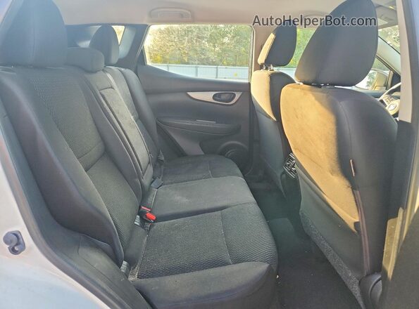 JN1BJ1CP8HW027480 2017 NISSAN ROGUE White Rear interior view