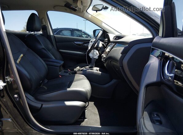 JN1BJ1CP8JW101647 2018 NISSAN ROGUE Black Вид салону спереду