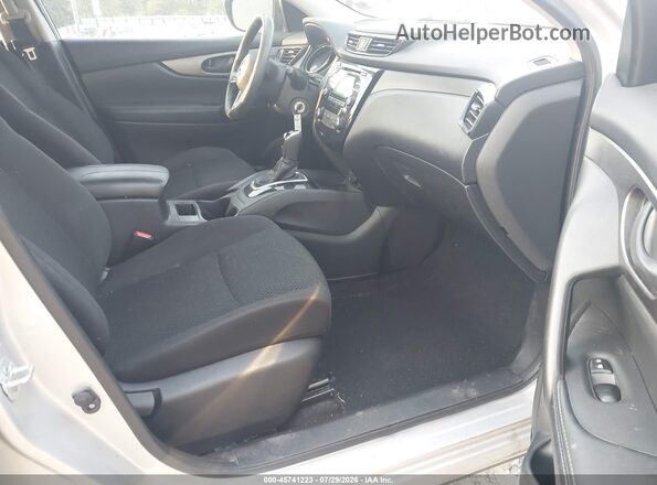 JN1BJ1CPXHW001494 2017 NISSAN ROGUE Silver Widok wnętrza z przodu