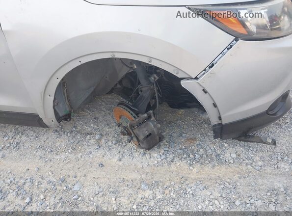 JN1BJ1CPXHW001494 2017 NISSAN ROGUE Silver Widok z przodu