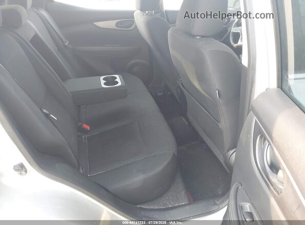 JN1BJ1CPXHW001494 2017 NISSAN ROGUE Silver Widok naklejki z numerem VIN