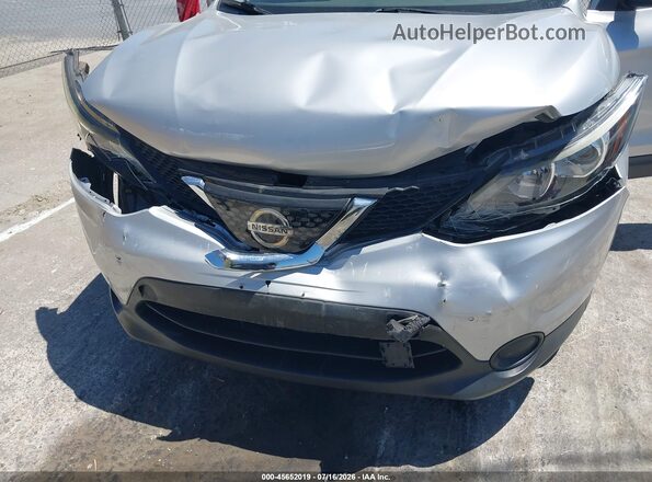 JN1BJ1CPXJW184305 2018 NISSAN ROGUE Silver Widok z przodu