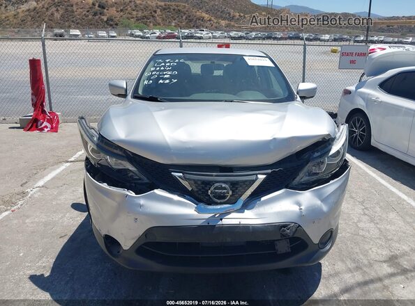 JN1BJ1CPXJW184305 2018 NISSAN ROGUE Silver Widok wnętrza z tyłu