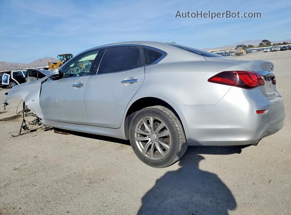 JN1BY1AP8JM180909 2018 INFINITI Q70 Silver Trasero izquierdo