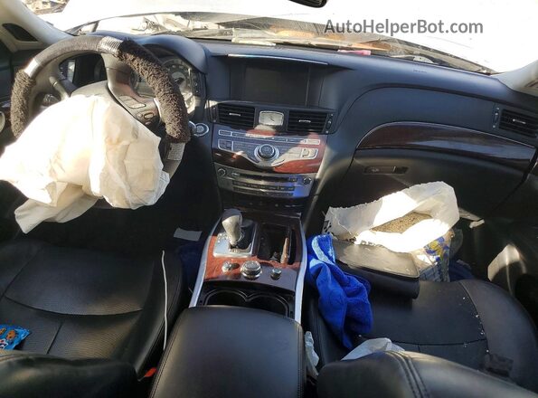 JN1BY1AP8JM180909 2018 INFINITI Q70 Silver Vista del salpicadero