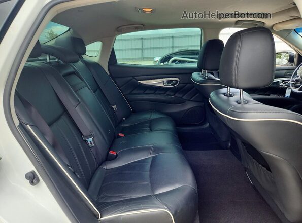 JN1BY1PP1JM330625 2018 INFINITI Q70L White Rear seats view