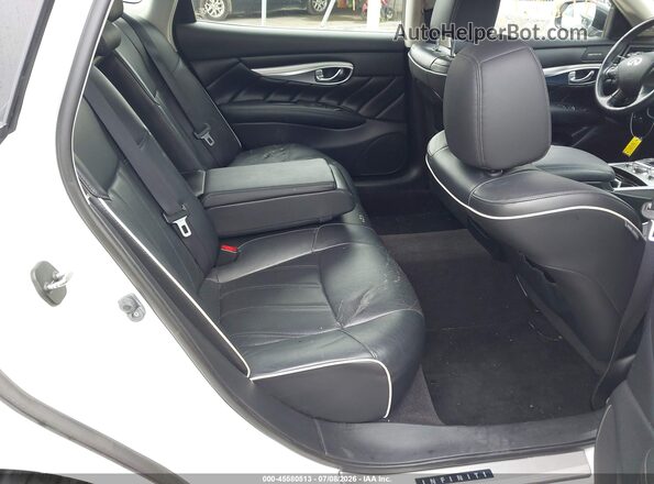JN1BY1PRXHM210415 2017 INFINITI Q70L White VIN կոդի պիտակի տեսք