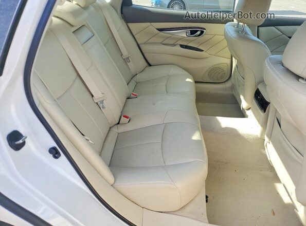JN1BY1PRXHM210804 2017 INFINITI Q70L White უკანა სავარძლების ხედი