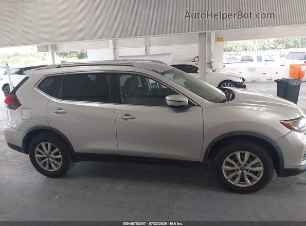 JN8AT2MT0JW453954 2018 NISSAN ROGUE Silver Widok wnętrza z tyłu