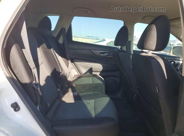 JN8AT2MT2HW146697 2017 NISSAN ROGUE White Widok wnętrza z tyłu