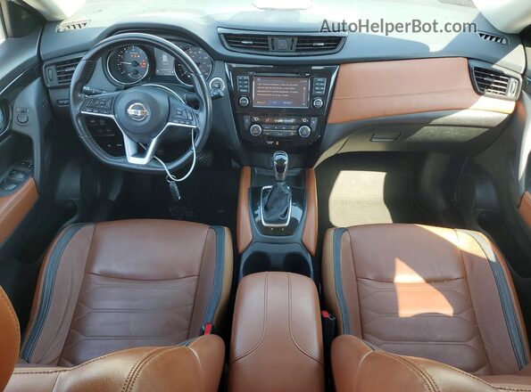 JN8AT2MT2HW149292 2017 NISSAN ROGUE Silver Dashboard view