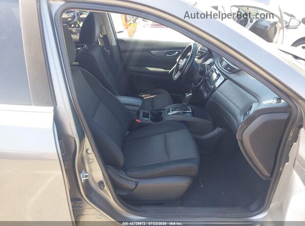 JN8AT2MT4HW142117 2017 NISSAN ROGUE Серый Вид салона спереди