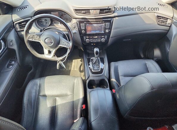 JN8AT2MT4HW393347 2017 NISSAN ROGUE Red Vista del salpicadero