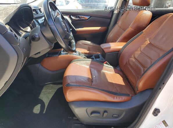 JN8AT2MT5JW468191 2018 NISSAN ROGUE Белый Вид салона спереди