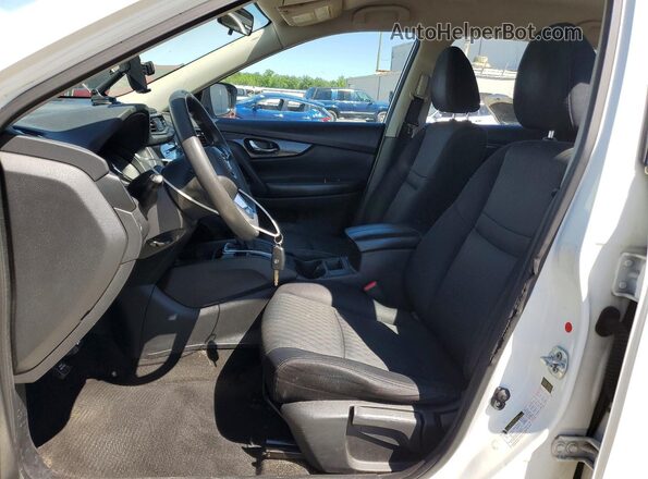 JN8AT2MT7HW132620 2017 NISSAN ROGUE Белый Вид салона спереди