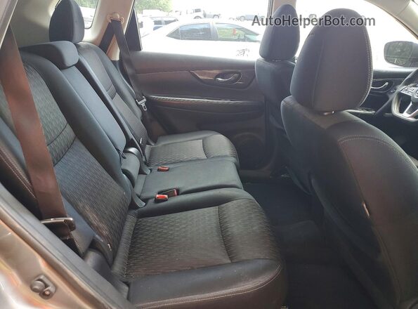 JN8AT2MT8HW131668 2017 NISSAN ROGUE Gray Widok wnętrza z tyłu
