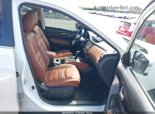 JN8AT2MT8HW405810 2017 NISSAN ROGUE White წინა სალონის ხედი