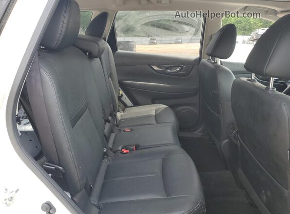 JN8AT2MTXHW143207 2017 NISSAN ROGUE White Widok wnętrza z tyłu