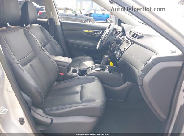 JN8AT2MTXHW145605 2017 NISSAN ROGUE Silver Вид салону спереду