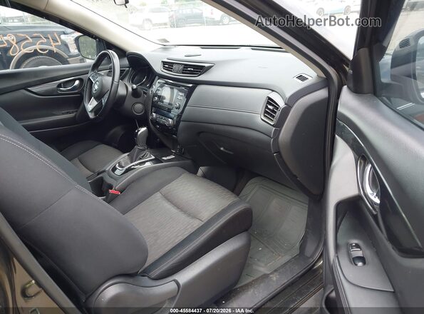 JN8AT2MV1HW257677 2017 NISSAN ROGUE Green Vista interior delantera