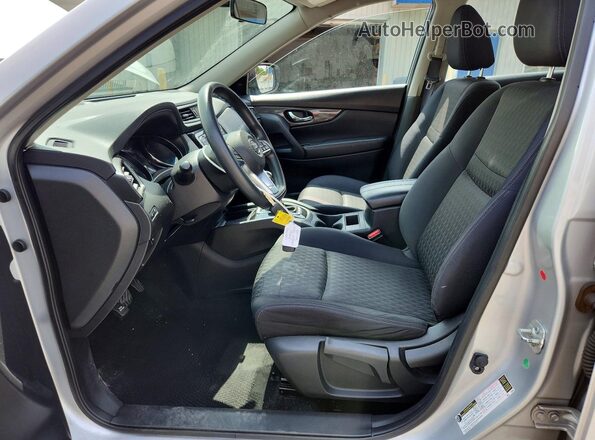 JN8AT2MV1JW329564 2018 NISSAN ROGUE Серебряный Вид салона спереди