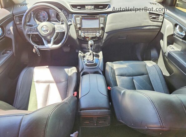 JN8AT2MV2HW014167 2017 NISSAN ROGUE White Вид панелі приладів