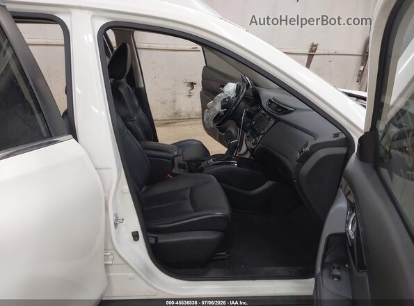 JN8AT2MV2JW322302 2018 NISSAN ROGUE White Вид салону спереду