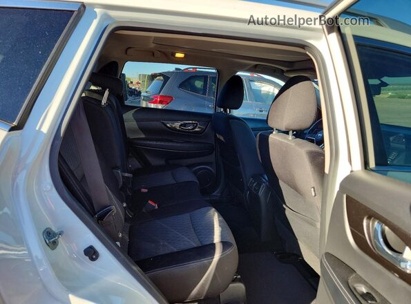 JN8AT2MV6JW353066 2018 NISSAN ROGUE White Widok wnętrza z tyłu