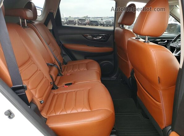 JN8AT2MV8HW270703 2017 NISSAN ROGUE White Вид задньої частини салону