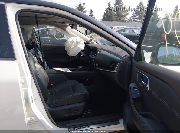 JN8AT3DDXMW312876 2021 NISSAN ROGUE White Widok wnętrza z przodu